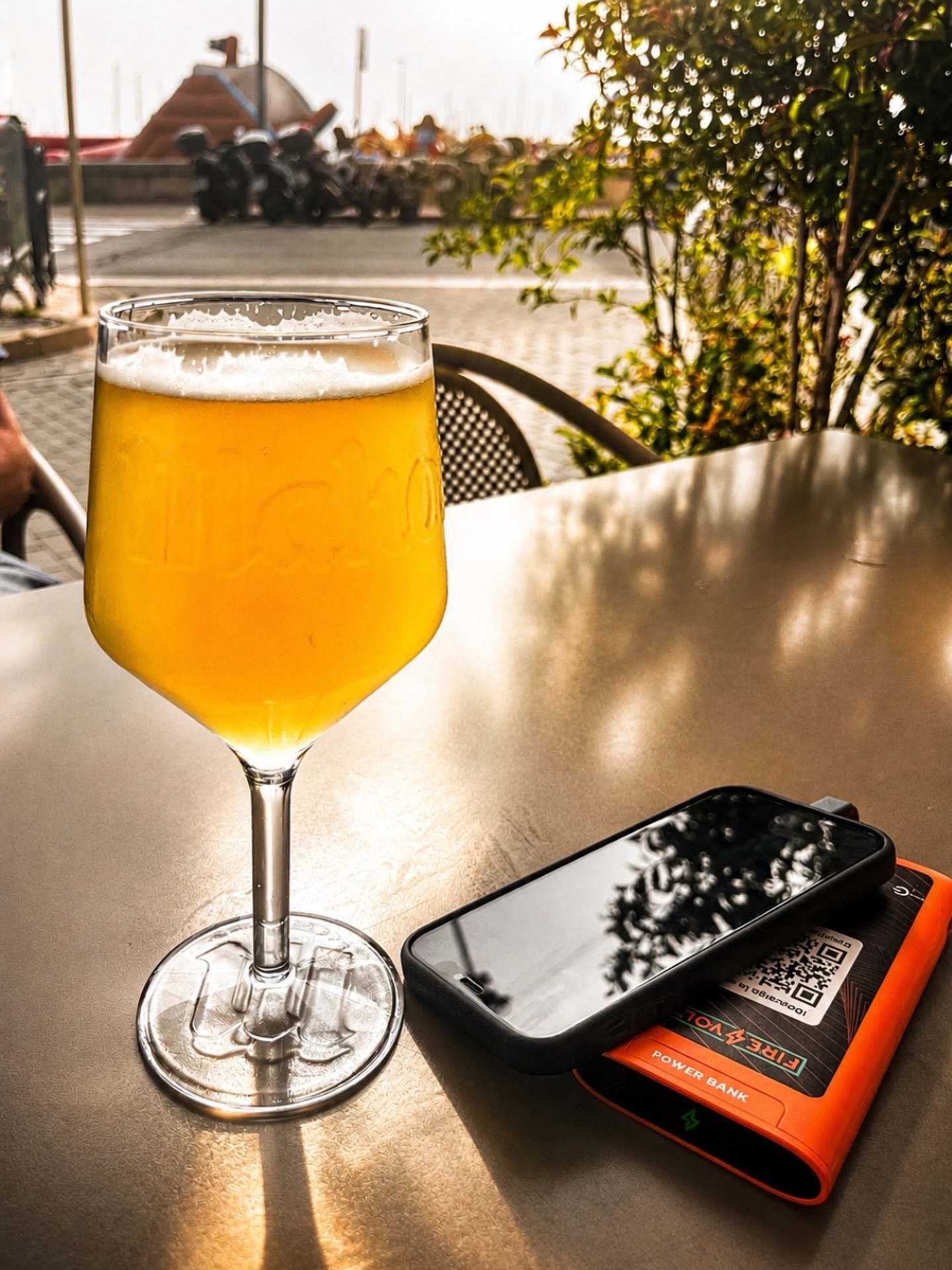 Un teléfono se carga con FireVolt en la terraza de un restaurante